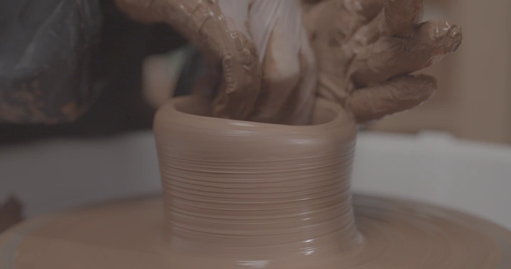 صناعة الفخار باليد في ورشة، لقطة مقربة.