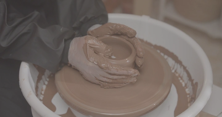 صناعة الفخار باليد على عجلة دوارة، لقطة مقربة.