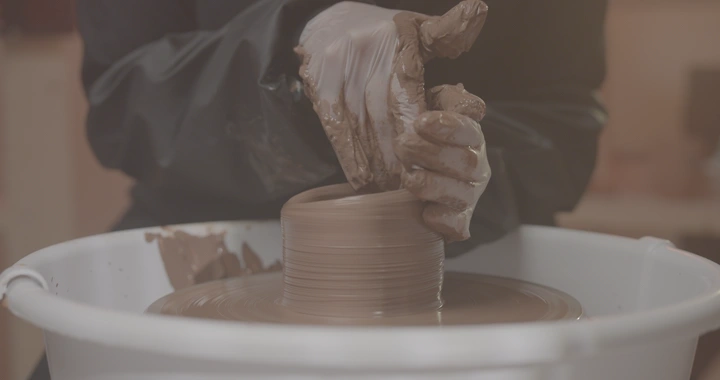 صناعة الفخار على عجلة دوارة في ورشة، لقطة قريبة.