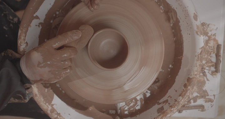صناعة الفخار على عجلة دوارة، لقطة علوية.