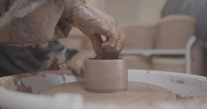 صناعة الفخار في ورشة عمل، لقطة مقربة.