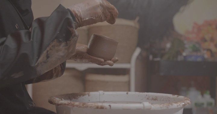 صانعة فخار تعمل في ورشة، لقطة مقربة.