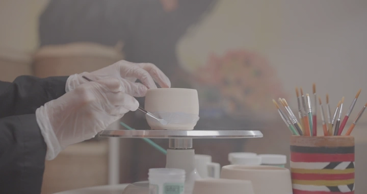 تلوين الفخار في ورشة عمل، لقطة مقربة.