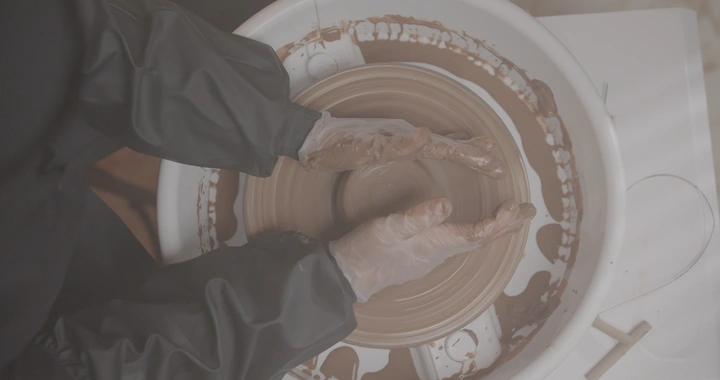 صناعة الفخار على عجلة دوارة، لقطة علوية.