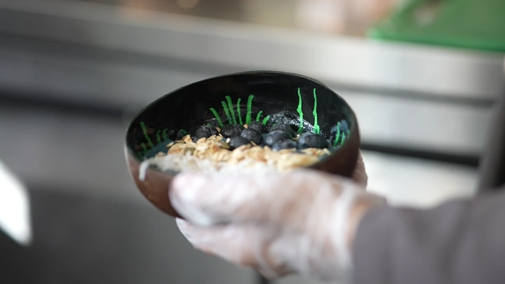 طبق صحي مع توت وشوفان في وعاء مزخرف، لقطة مقربة.