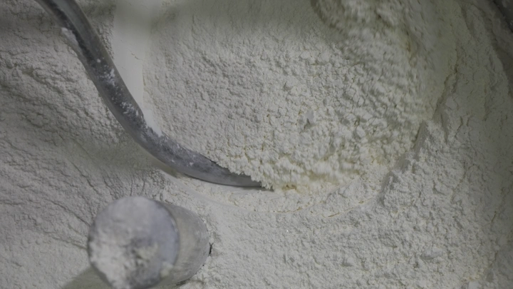 طحين في خلاط لصنع العجين، لقطة مقربة.