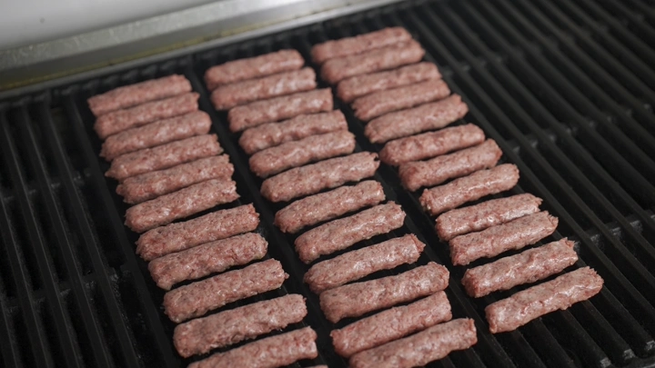 قطع كباب على شواية، لقطة قريبة.