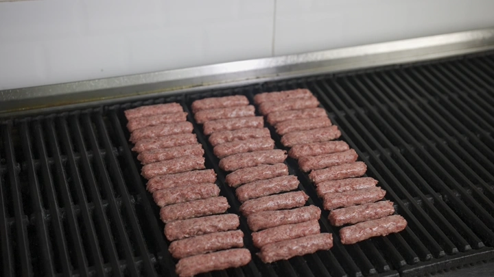 كباب على الشواية في مطبخ داخلي، لقطة قريبة.