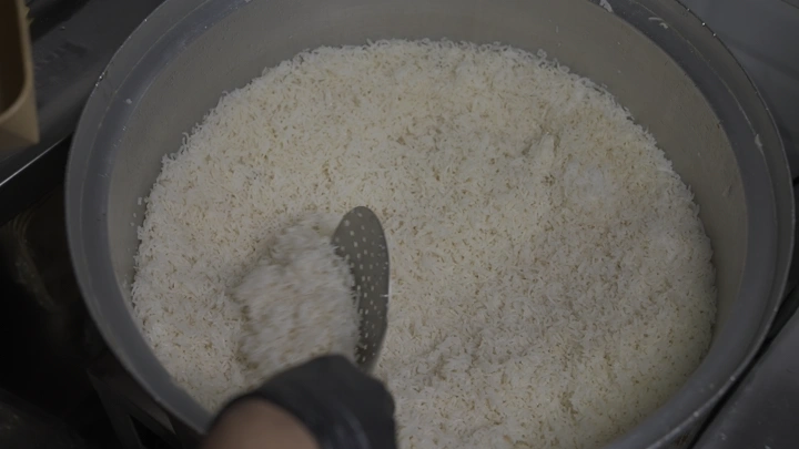 قدر كبير من الأرز المطبوخ في مطبخ، لقطة قريبة.