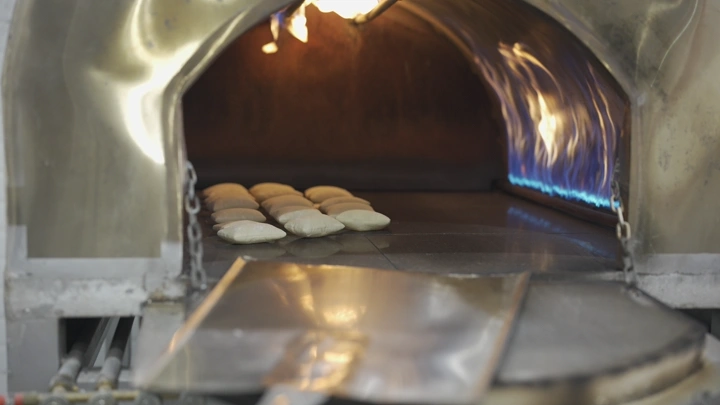 خبز في فرن تقليدي، لقطة مقربة.