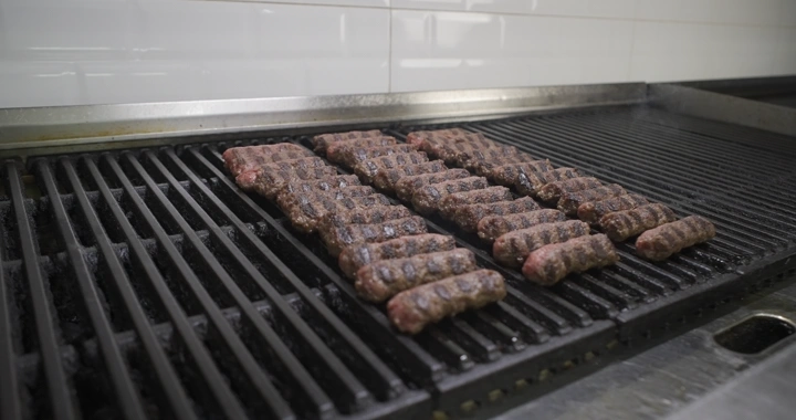 كباب مشوي على شواية في مطبخ، لقطة قريبة.