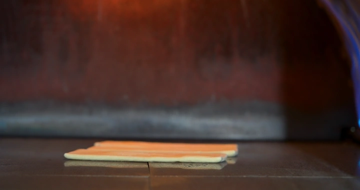 خبز مسطح في فرن حجري تايم لابس، لقطة مقربة.