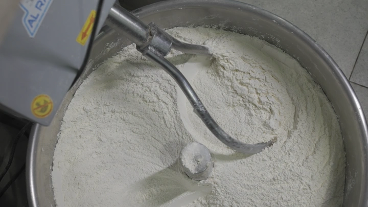 آلة عجن الدقيق في مطبخ، لقطة علوية.