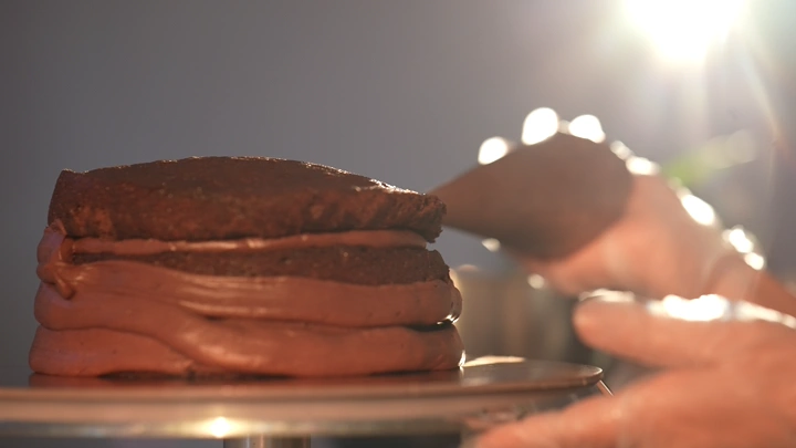 تزين كيكة شوكولاتة، لقطة مقربة.