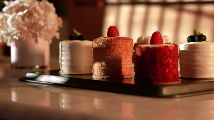 كعكات صغيرة على طاولة في ضوء الشمس، لقطة قريبة.