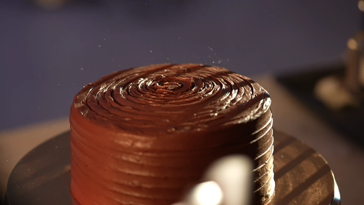 تزيين كيكة شوكولاتة، لقطة مقربة.