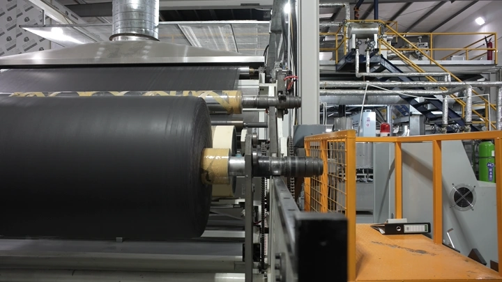 آلات تصنيع الورق في مصنع، لقطة داخلية.