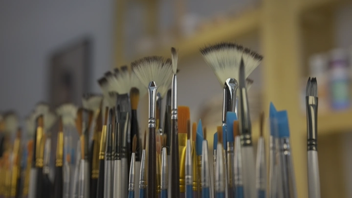 مجموعة فرش تلوين في استوديو فني، لقطة قريبة.