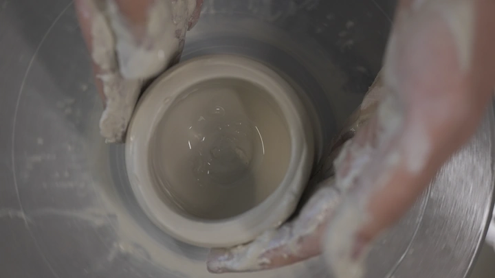 صناعة الفخار بالأيدي على عجلة دوارة، لقطة علوية.