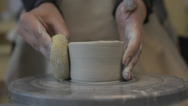 صناعة الفخار باليد في ورشة، لقطة مقربة.