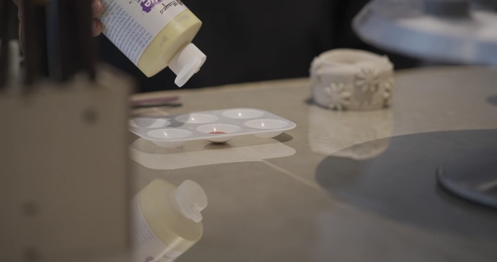 تحضير ألوان مائية على طاولة، لقطة قريبة.