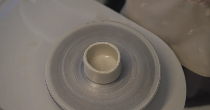 وعاء فخاري على عجلة دوارة، لقطة مقربة.