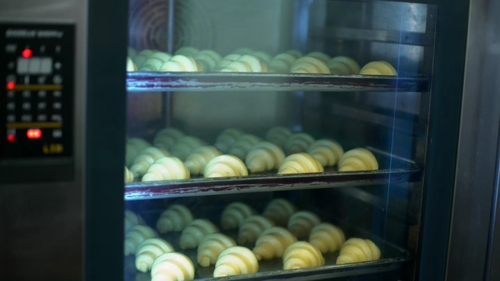 كرواسون في فرن صناعي بمخبز، لقطة داخلية.