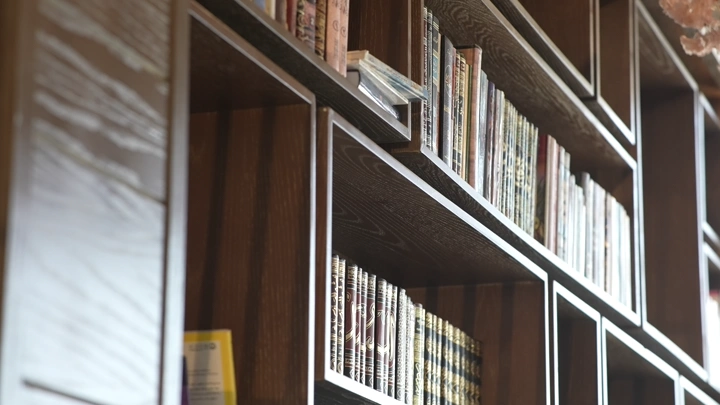 رفوف كتب خشبية في مكتبة، لقطة جانبية.