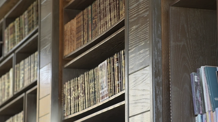 رفوف كتب في مكتبة، لقطة داخلية.