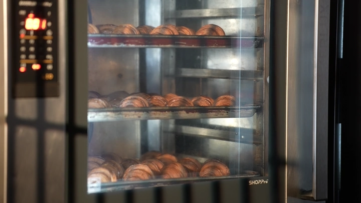 كرواسان في فرن مخبز حديث، لقطة مقربة.