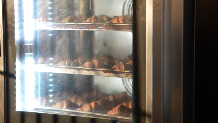 كرواسون طازج في فرن زجاجي، لقطة داخلية.