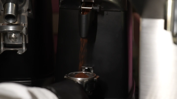 طاحونة قهوة مختصة، لقطة قريبة.