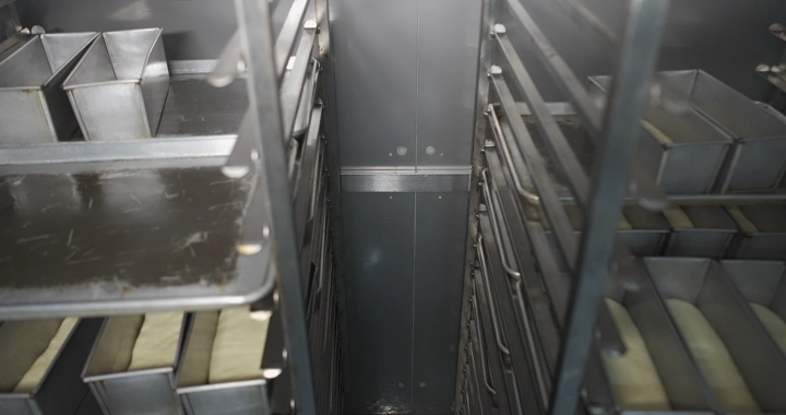 أرفف خبز في فرن صناعي، لقطة داخلية.