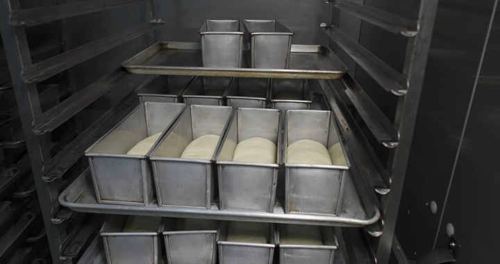 صواني خبز في فرن صناعي، لقطة من الداخل.