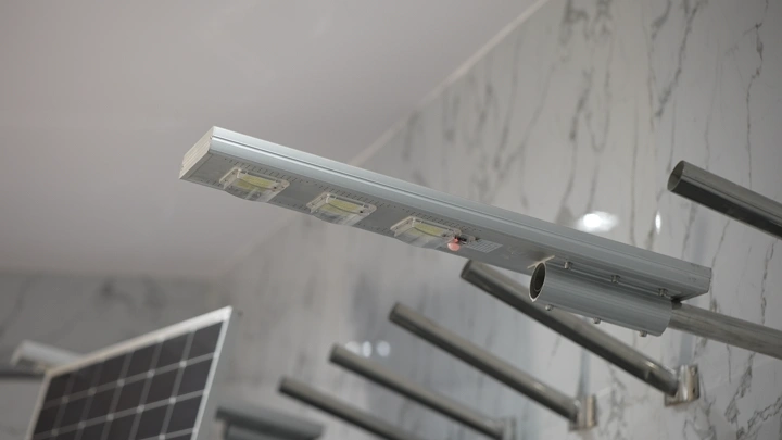 إضاءة شمسية مثبتة على الحائط في الداخل، لقطة مقربة.