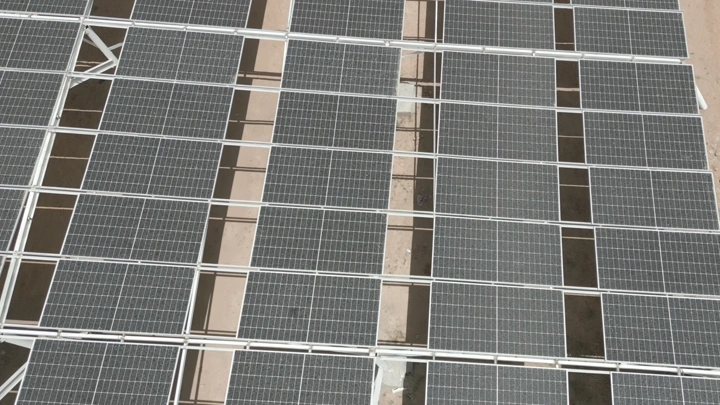 ألواح طاقة شمسية في حقل مفتوح، لقطة جوية.