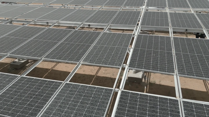 ألواح طاقة شمسية على سطح مبنى، لقطة من الأعلى.