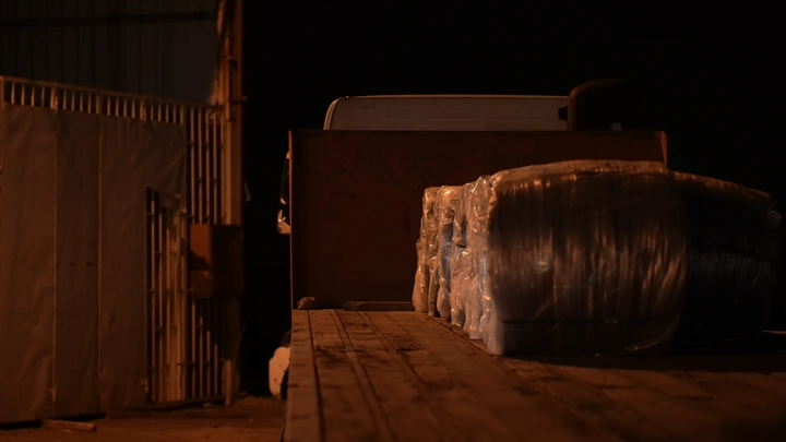 شاحنة محملة بالحديد في الليل، لقطة ليلية.