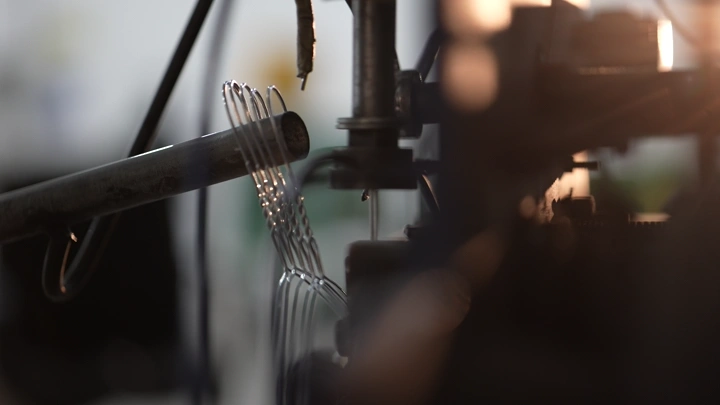 عملية تصنيع في مصنع حديد، لقطة مقربة.