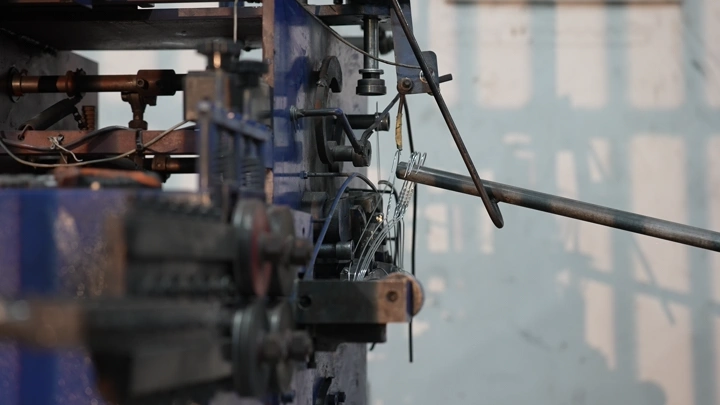 معدات صناعية في مصنع حديد، لقطة مقربة.