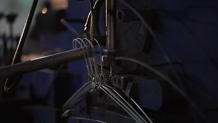 ماكينة تصنيع في مصنع حديد، لقطة قريبة.