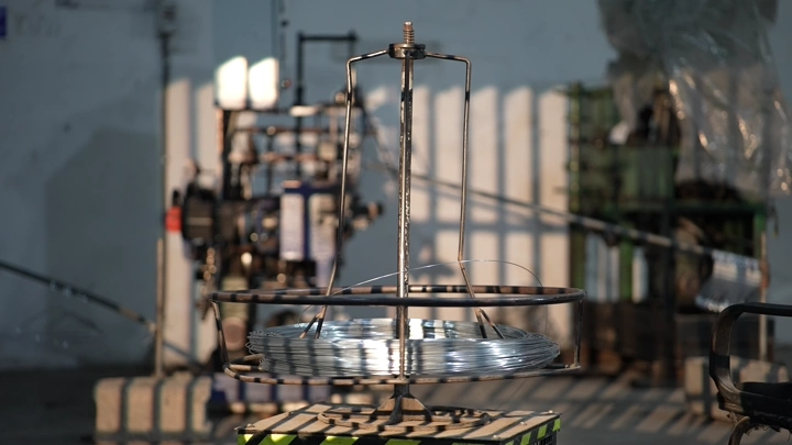 ماكينة تصنيع في مصنع حديد، لقطة داخلية.