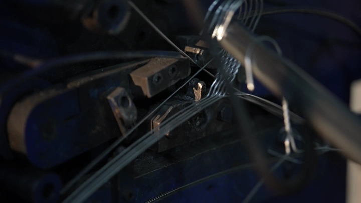 أسلاك حديدية في مصنع، لقطة مقربة.