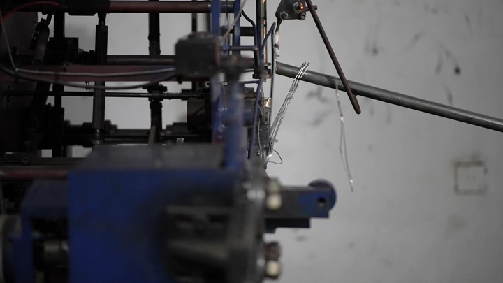 آلة في مصنع حديد، لقطة جانبية.