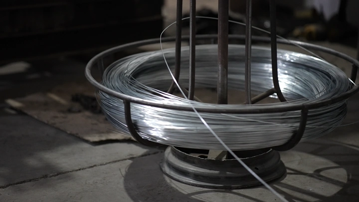 لفائف سلك معدني في مصنع حديد، لقطة مقربة.