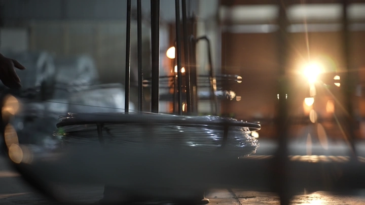 معدات ثقيلة في مصنع حديد، إضاءة صناعية، لقطة داخلية.