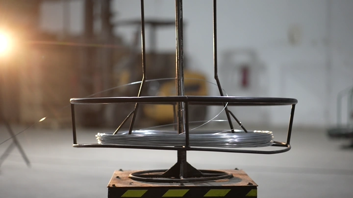 بكرة سلك معدني في مصنع حديد، لقطة داخلية.