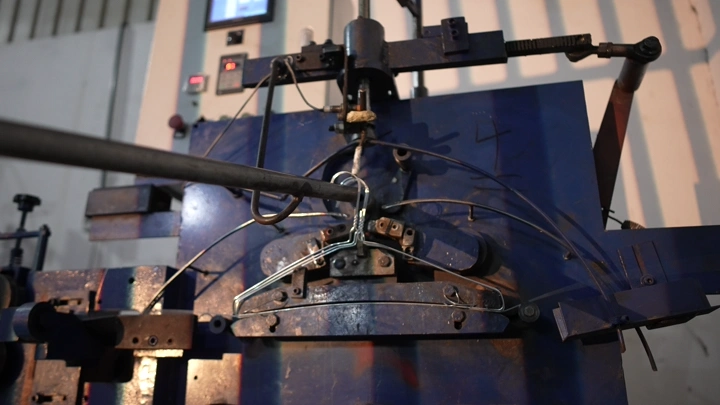 آلة صناعية في مصنع حديد، لقطة مقربة.