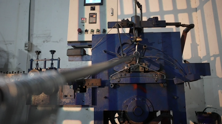 آلة صناعية في مصنع حديد، لقطة داخلية.