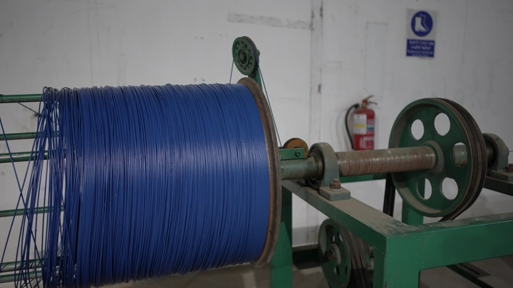 بكرة سلك أزرق في مصنع حديد، لقطة داخلية.